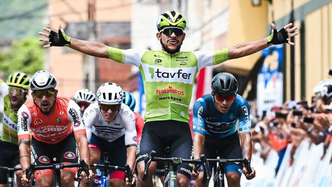 Leangel Linarez celebra a vitória na 7.ª etapa da Volta à Venezuela