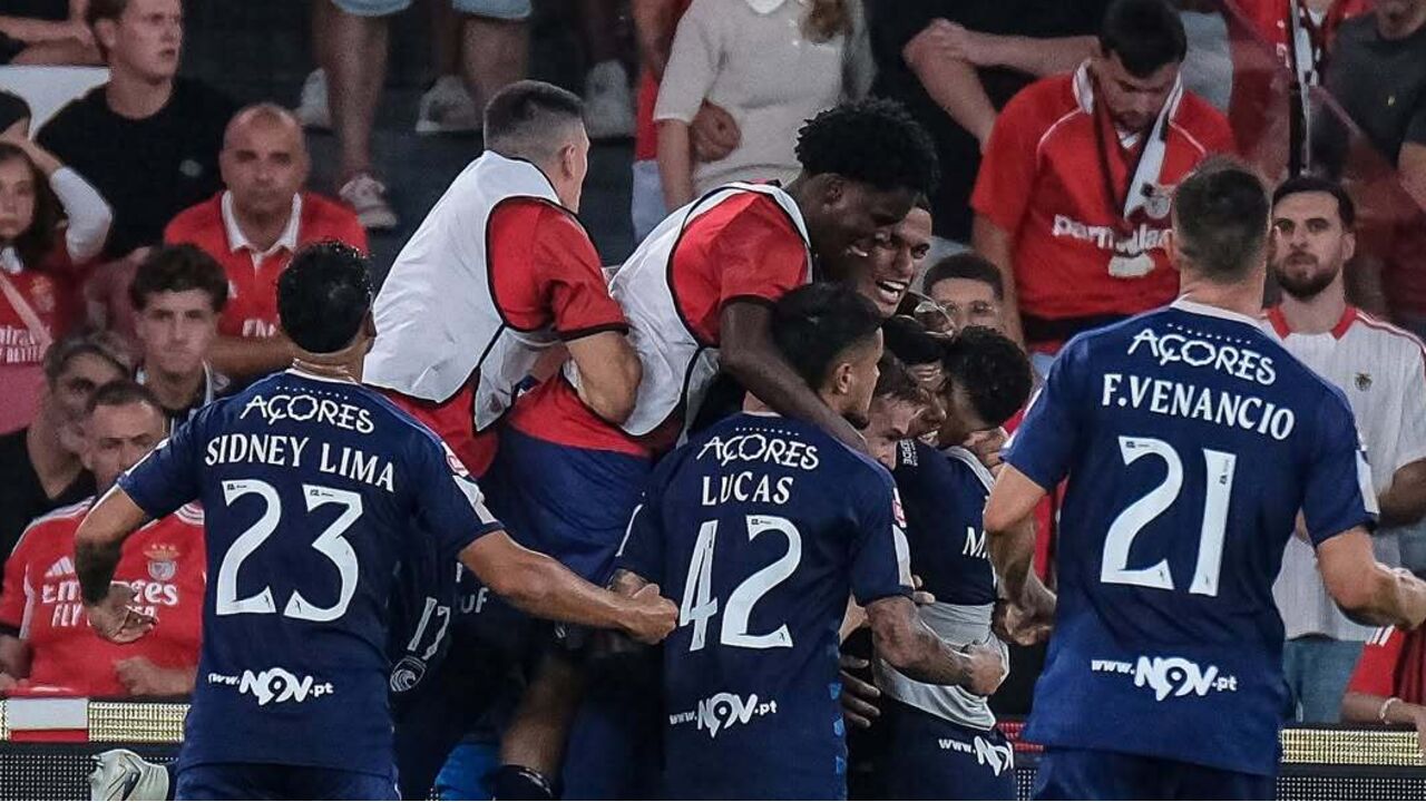 Jogadores do Santa Clara festejam empate contra o Benfica na Luz