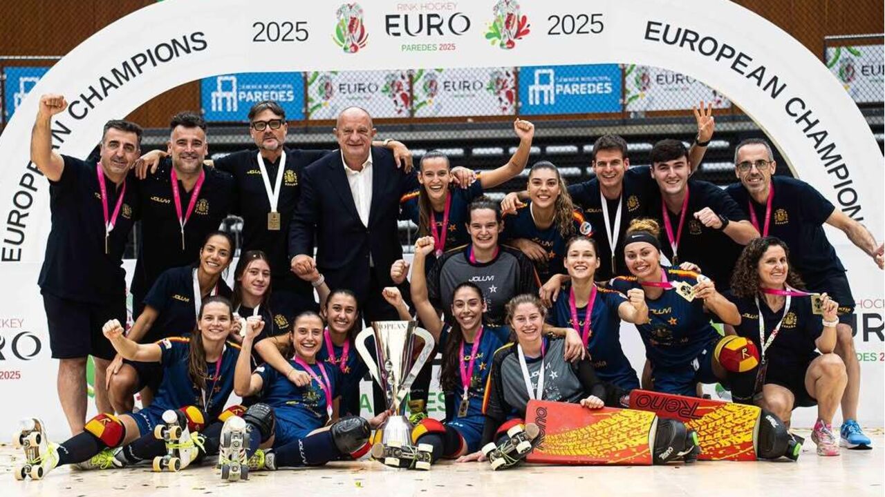 A seleção feminina espanhola de hóquei em patins posa com o troféu de campeãs da Europa
