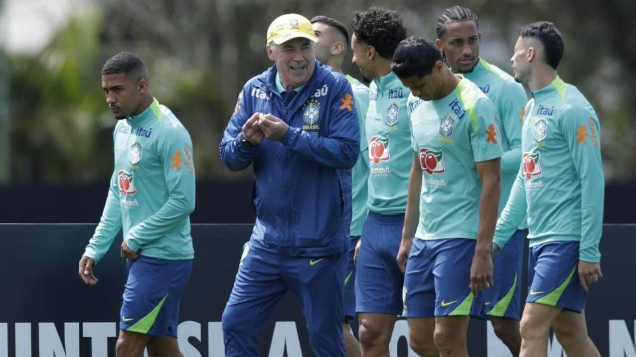 Carlo Ancelotti num treino com a seleção do Brasil