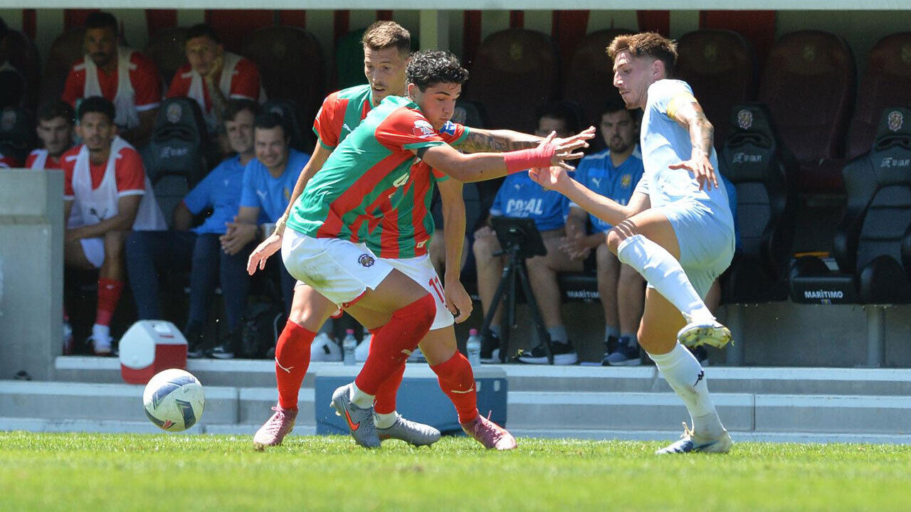 Jogadores disputam a bola durante o Marítimo-Vizela 