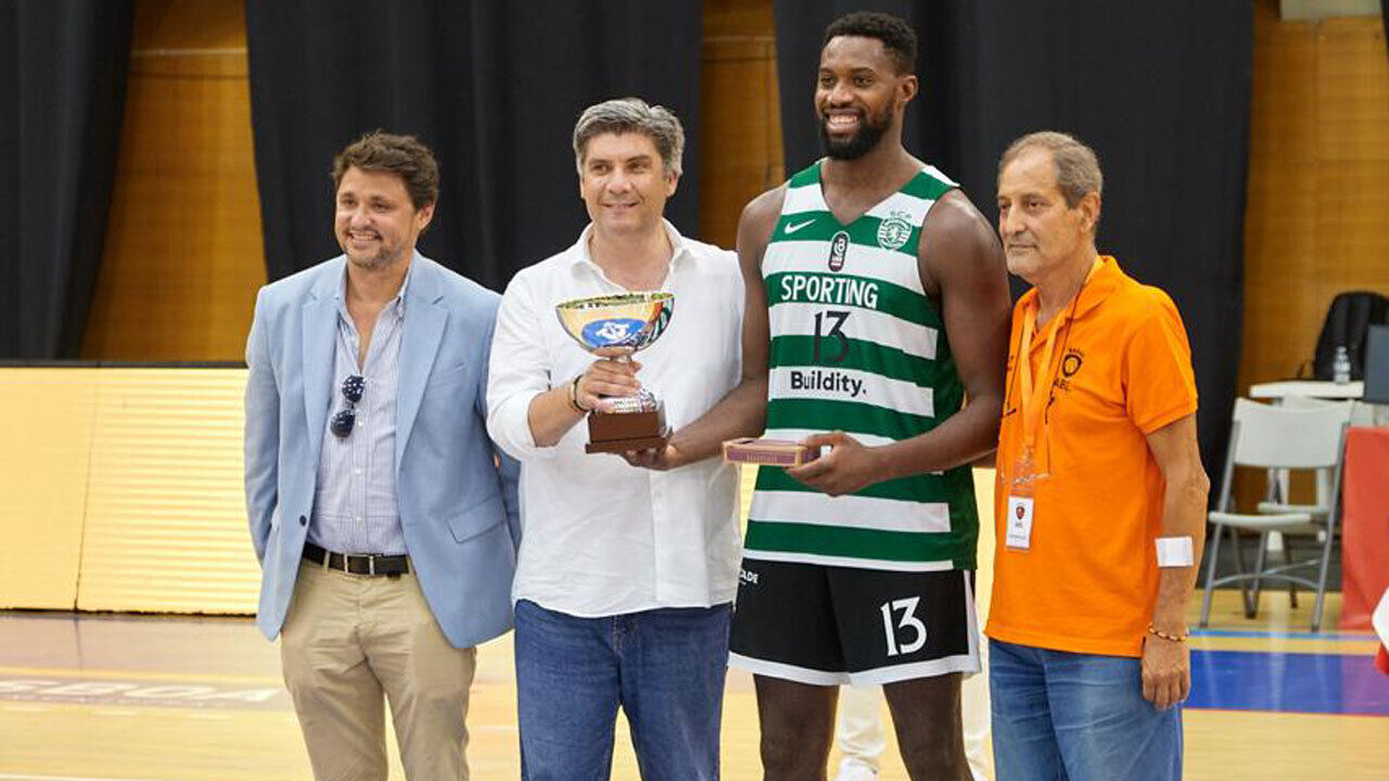 João Fernandes (Sporting) recebe o troféu 