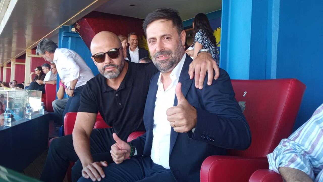 Dante Elizalde assiste ao jogo do Chaves na tribuna presidencial