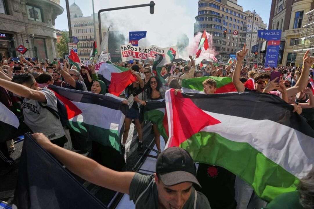 Milhares protestam em Madrid contra o genocídio em Gaza e interrompem a Volta a Espanha