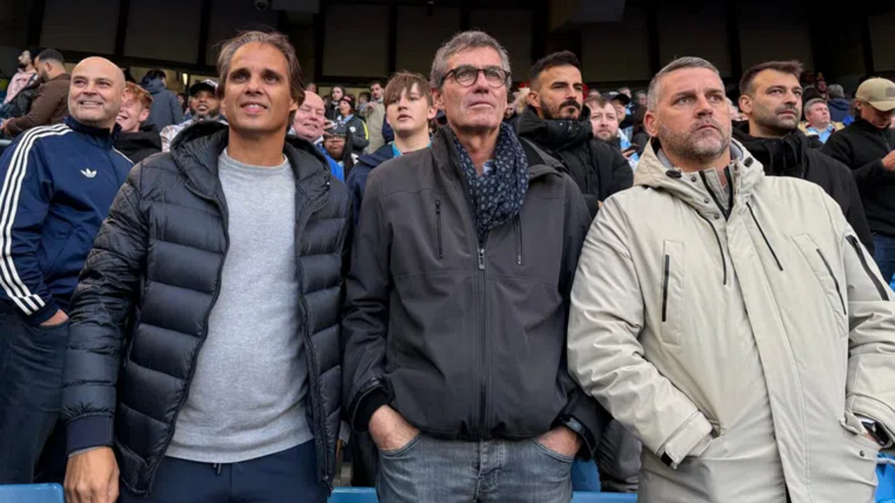 Noronha Lopes com Nuno Gomes e Pedro Ferreira no dérbi de Manchester entre City e United