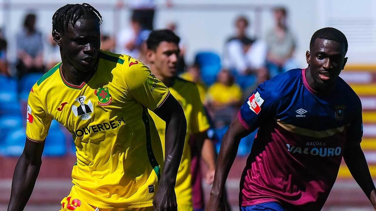 Jogadores disputam a bola durante o Torreense-P. Ferreira