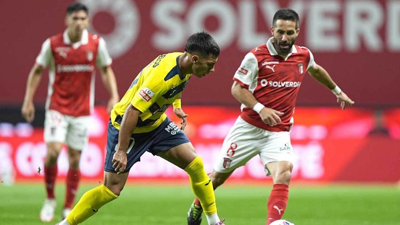 João Moutinho disputa a bola com Moreira