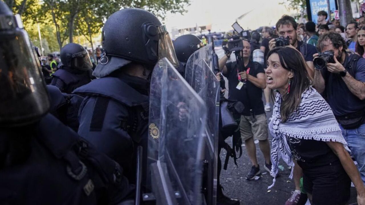 As imagens da manifestação pró-Palestina na última etapa da Vuelta