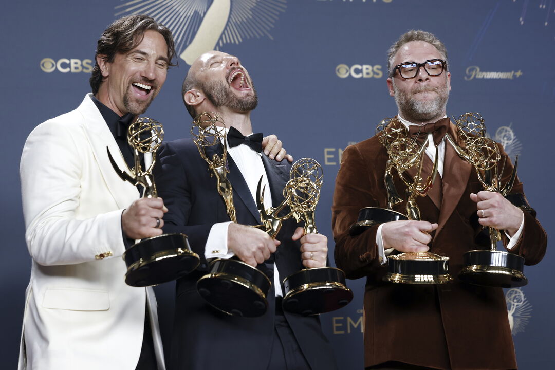 Vencedores dos Emmy celebram prémios para "Adolescência", "The Studio" e "The Pitt"