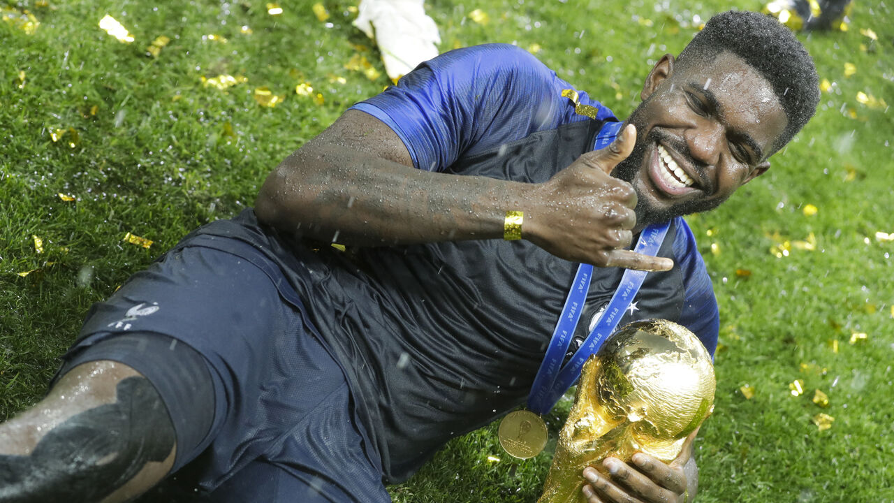 Samuel Umtiti com o troféu de campeão do mundo conquistado em 2018