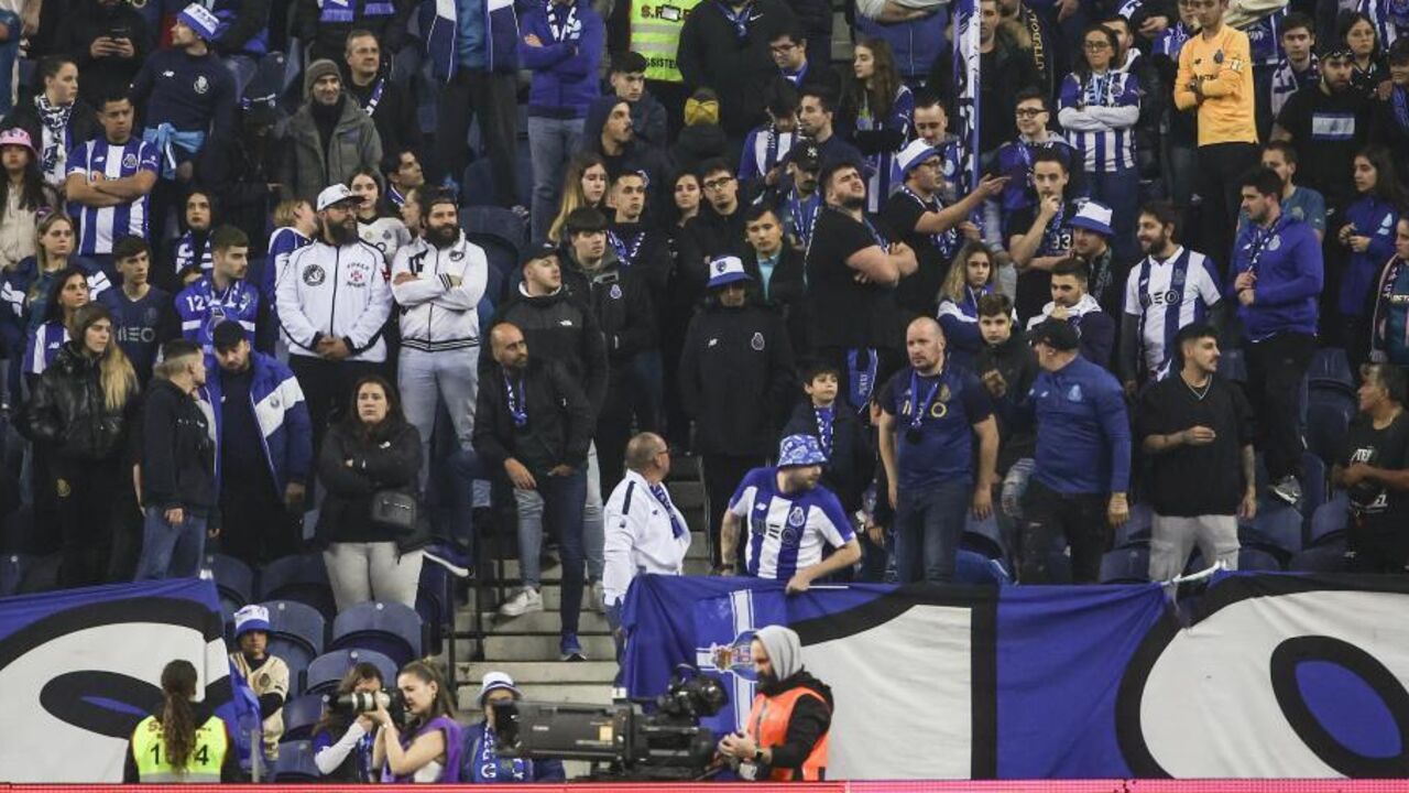 Adeptos no estádio apoiam FC Porto após protocolo com Super Dragões