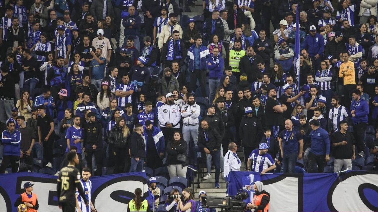 Adeptos no estádio apoiam FC Porto após protocolo com Super Dragões