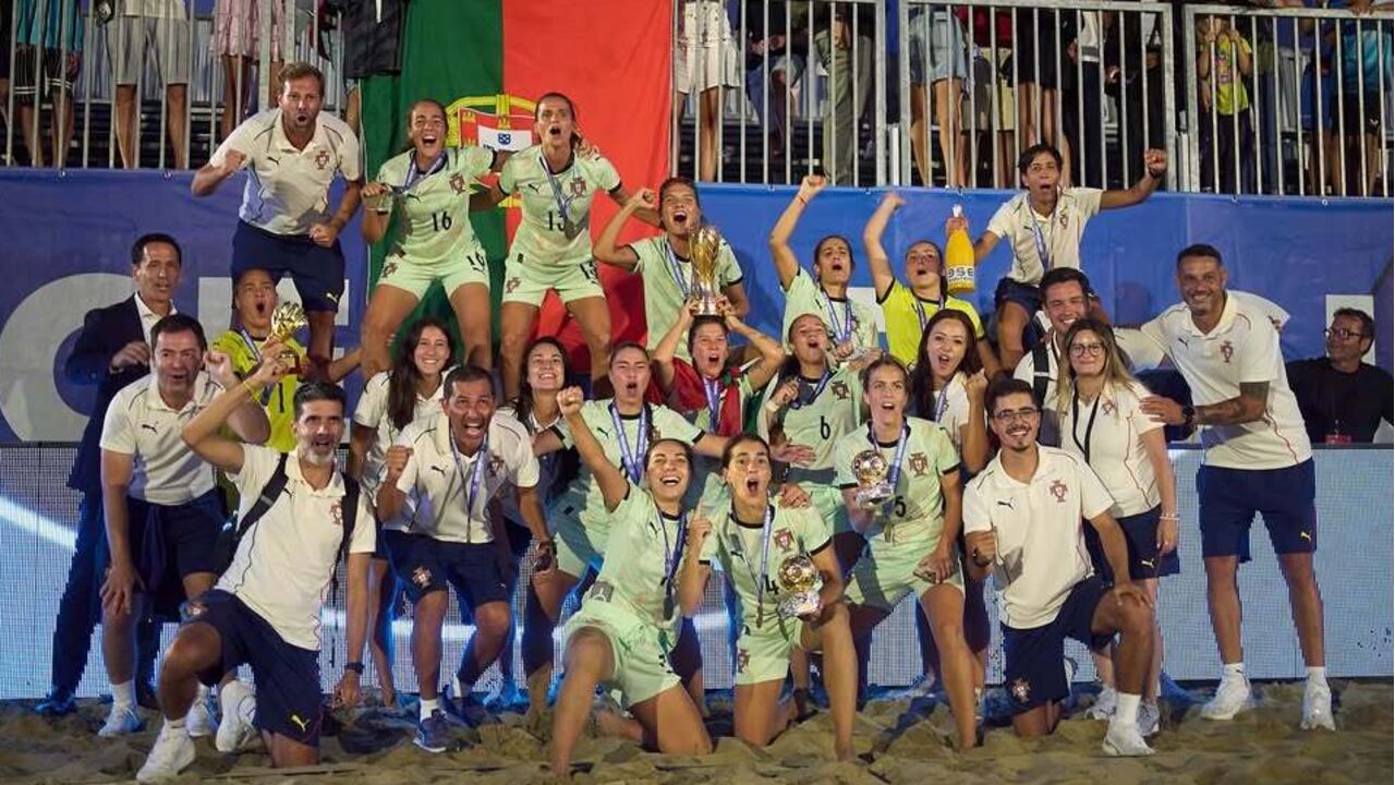 Alan Cavalcanti celebra vitória na Superfinal de futebol de praia feminino em Portugal