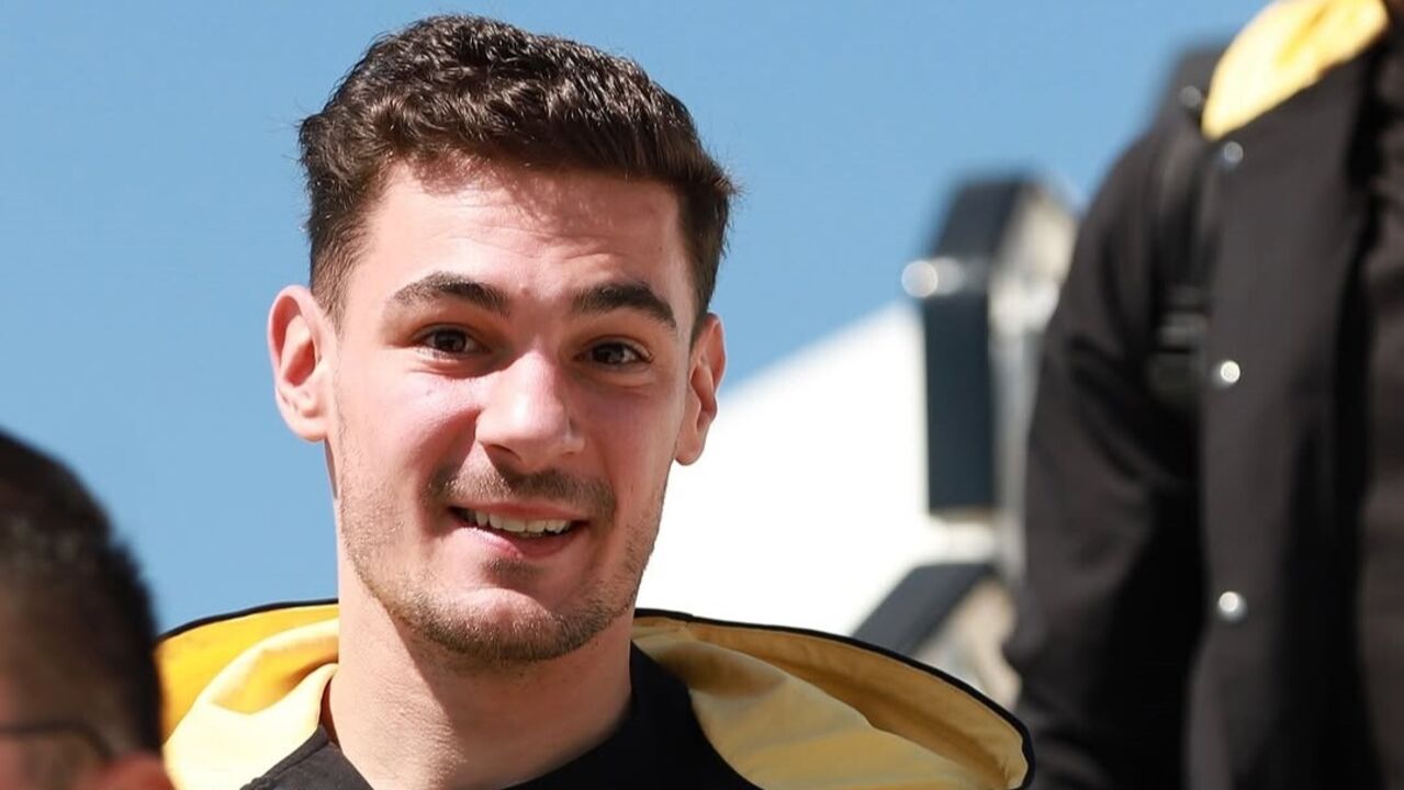 Retrato de Kairat, sorrindo e com boa aparência