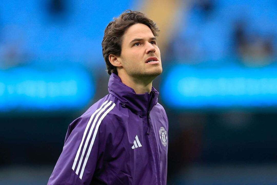 Jogador com equipamento do Manchester United olha para cima