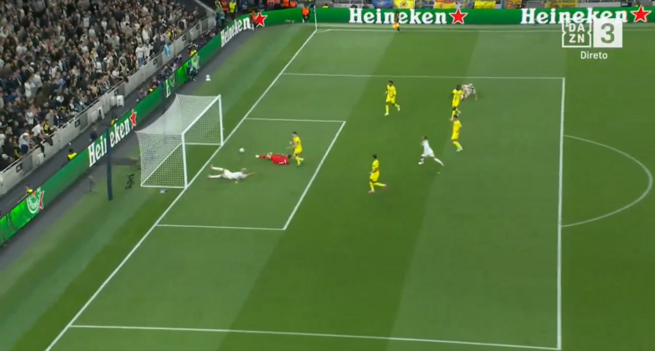 O incrível 'frango' de Luiz Júnior, ex-Famalicão, na estreia na Liga dos Campeões