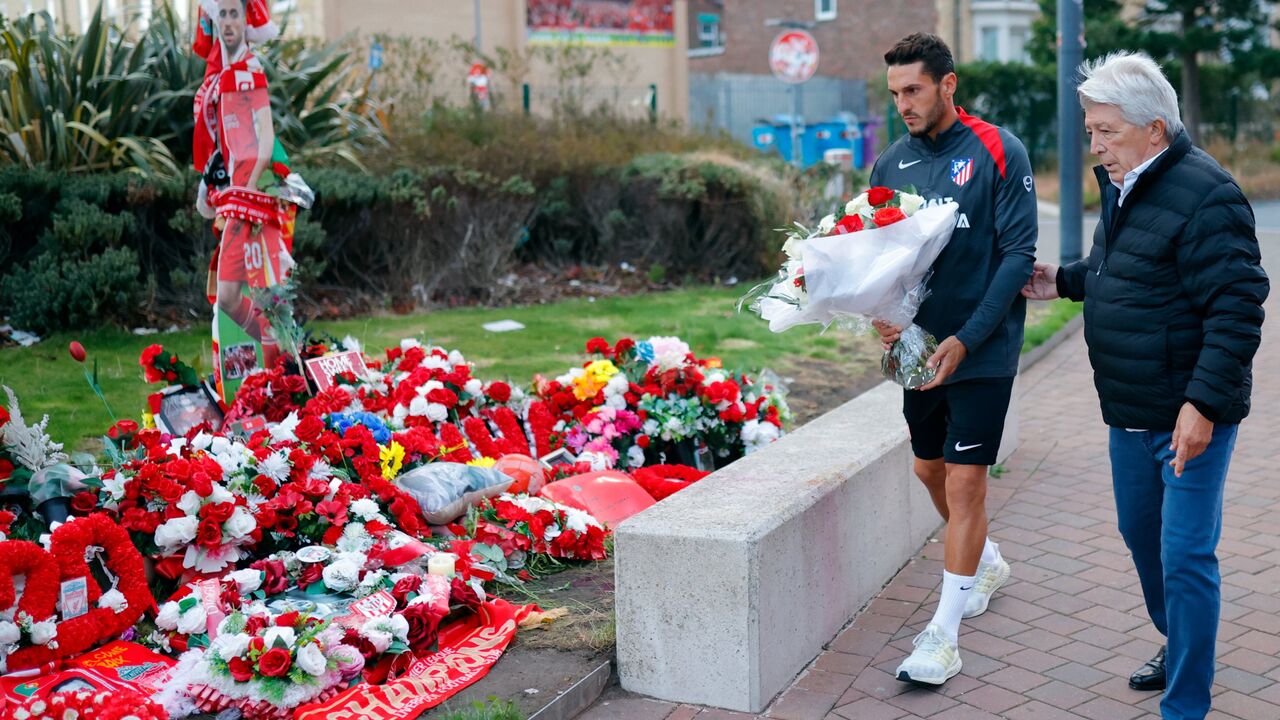 Enrique Cerezo e Koke depositaram uma coroa de flores em Anfield Road