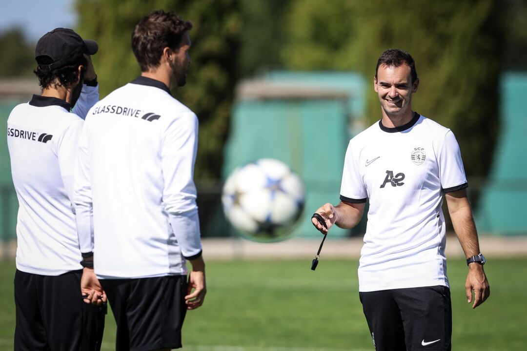 João Gião orienta treino do Sporting antes da estreia na Youth League