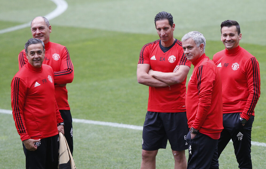 Mourinho com a equipa técnica do Manchester United