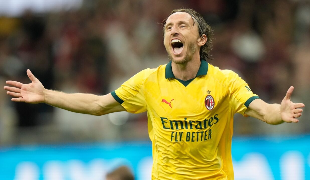 Futebolista celebra golo com a camisola do AC Milan