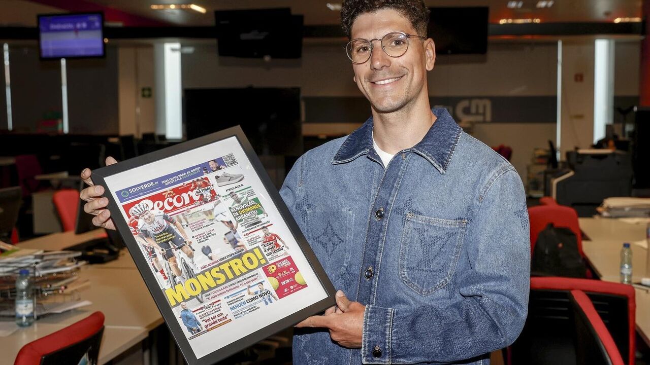 João Almeida visita Record após Angliru. Manchete destaca o feito