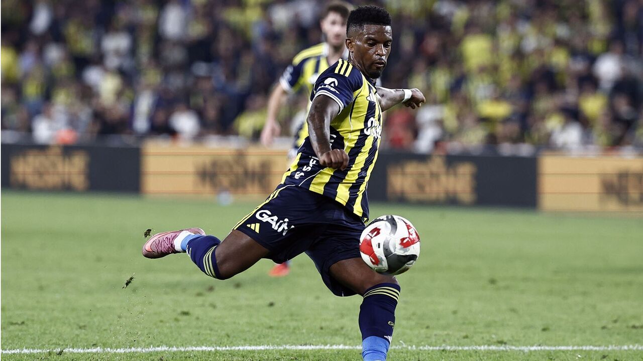 Nélson Semedo marca pelo Fenerbahçe no jogo contra o Alanyaspor em Istambul