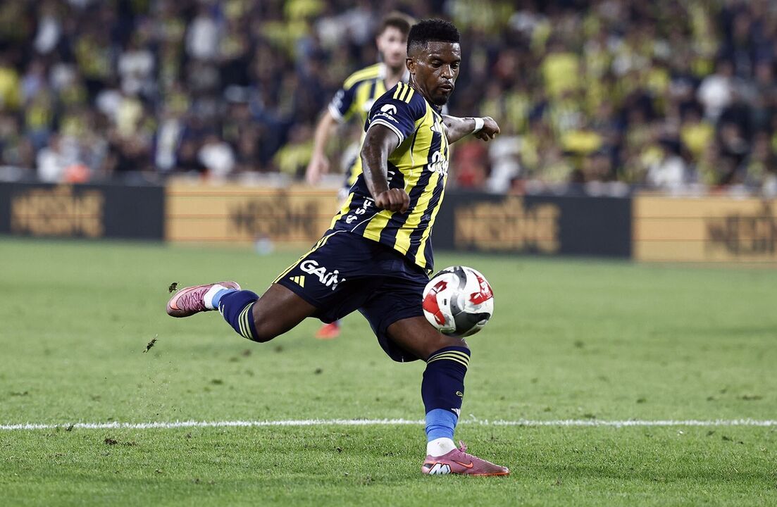 Nélson Semedo marca pelo Fenerbahçe no jogo contra o Alanyaspor em Istambul
