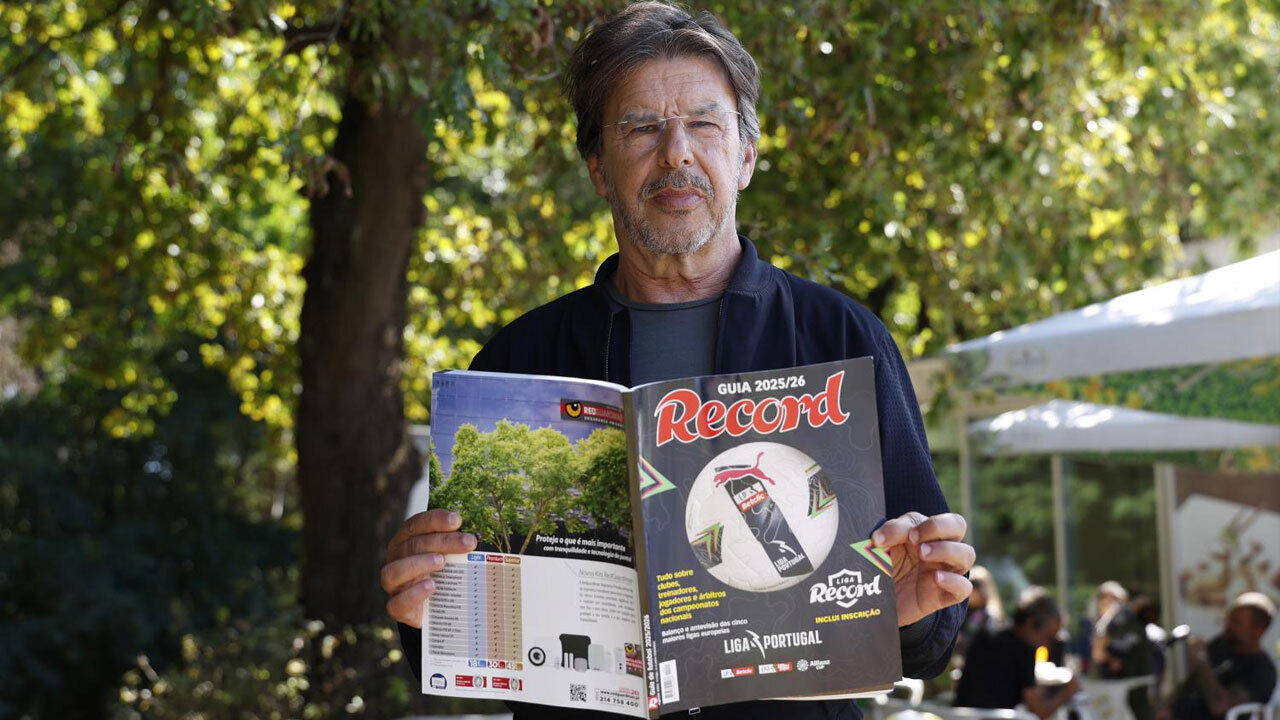 Manuel Machado com um exemplar do Guia Record 25/26