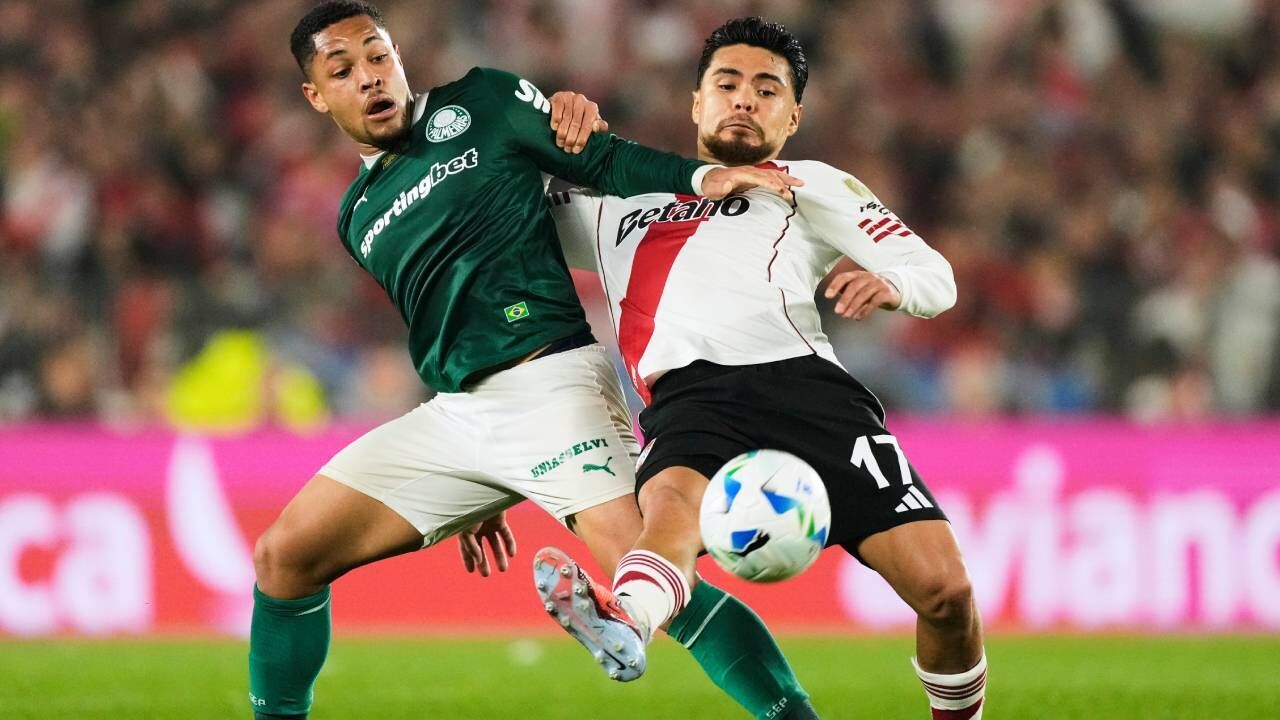 Vítor Roque, do Palmeiras, e Paulo Diaz, do River Plate, em ação