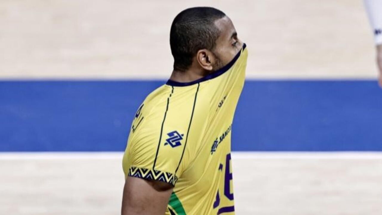Atleta do Brasil demonstra frustração durante o Mundial de Voleibol