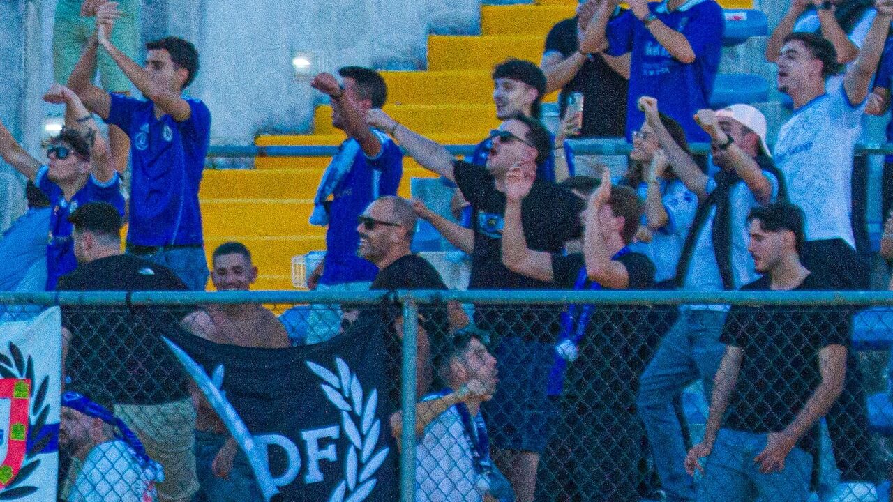 Adeptos do Feirense a apoiarem equipa