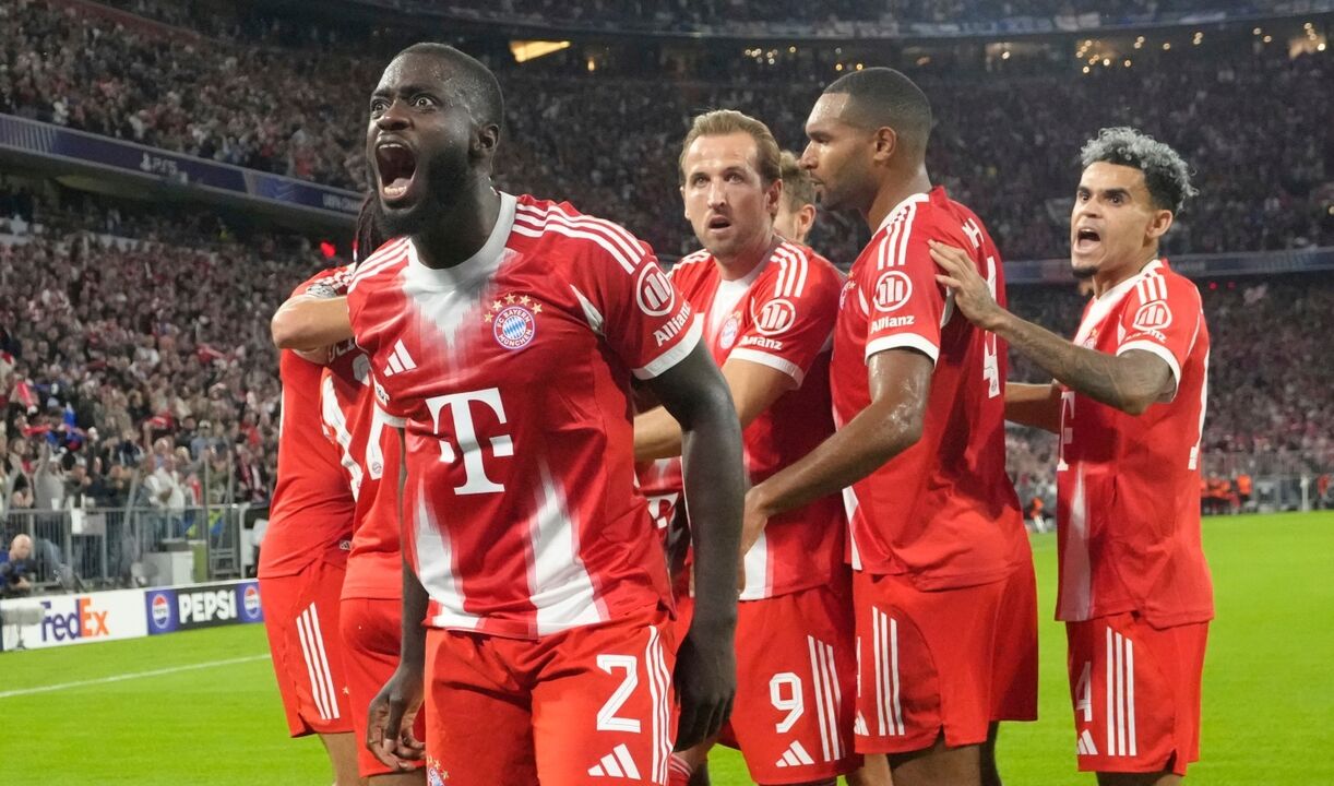 Jogadores do Bayern celebram renovação de Upamecano