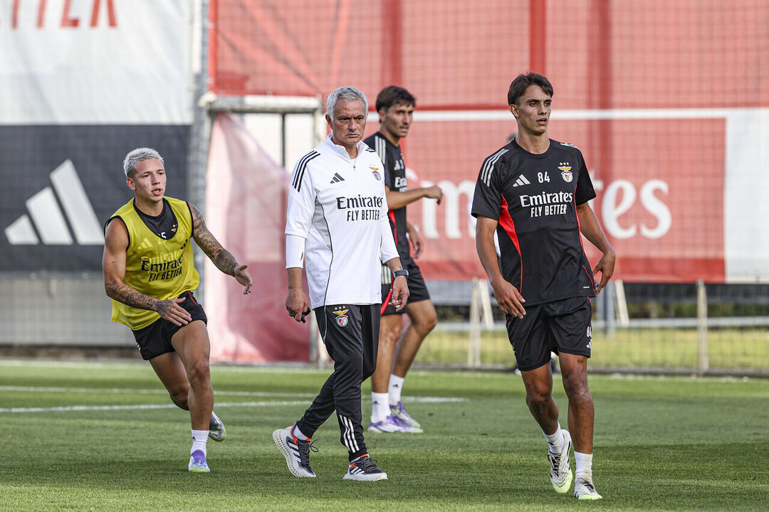 Mourinho lidera treino do Benfica no Seixal com jogadores