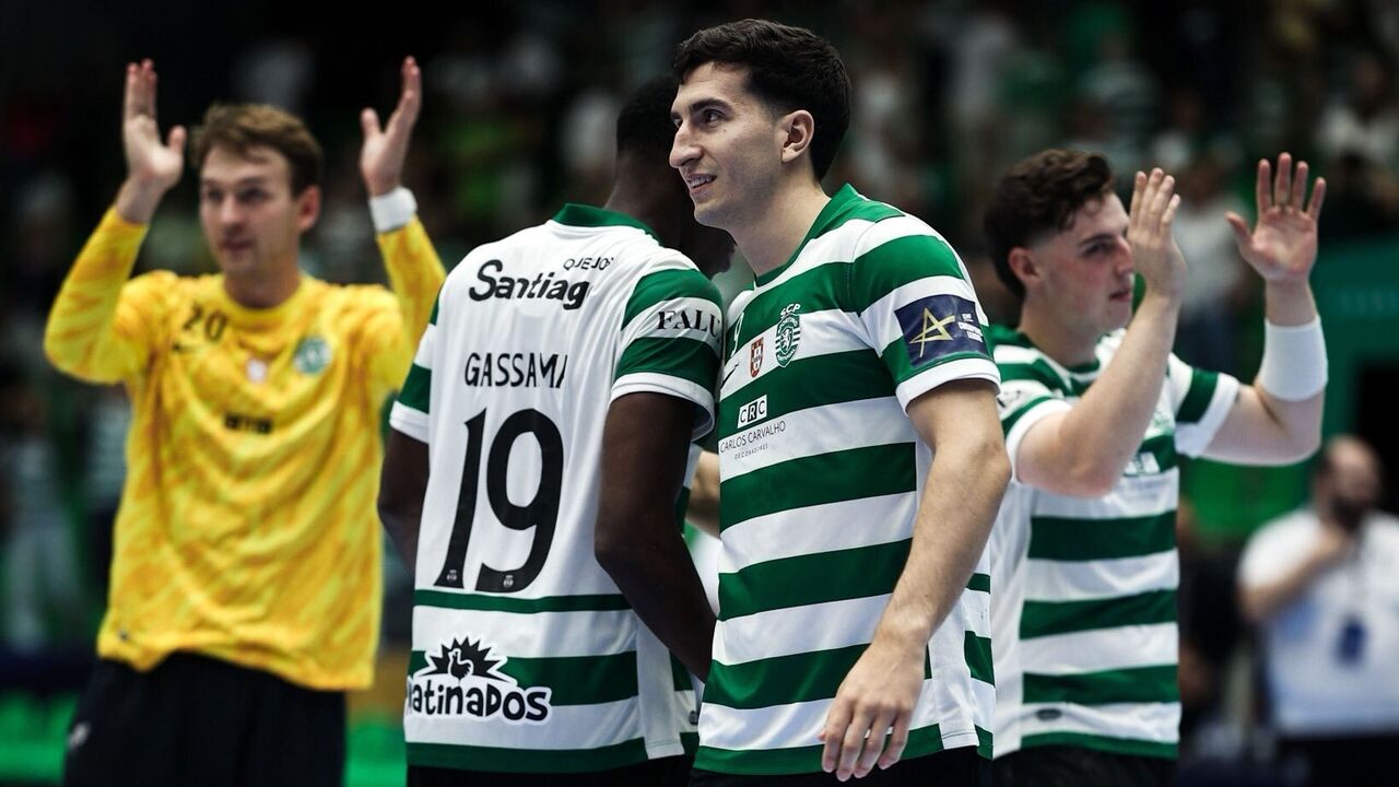 Jogadores do Sporting celebram em campo durante o jogo