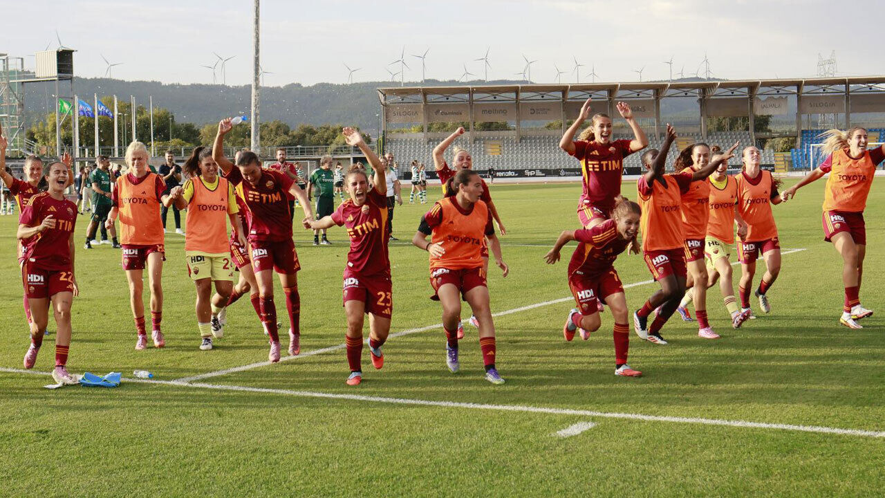 Jogadoras da Roma a festejar