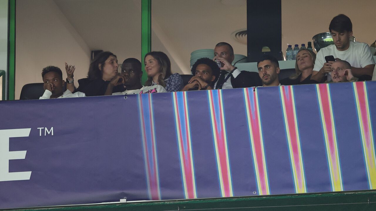 St. Juste assiste ao jogo do Sporting ao lado de jogadores não convocados.
