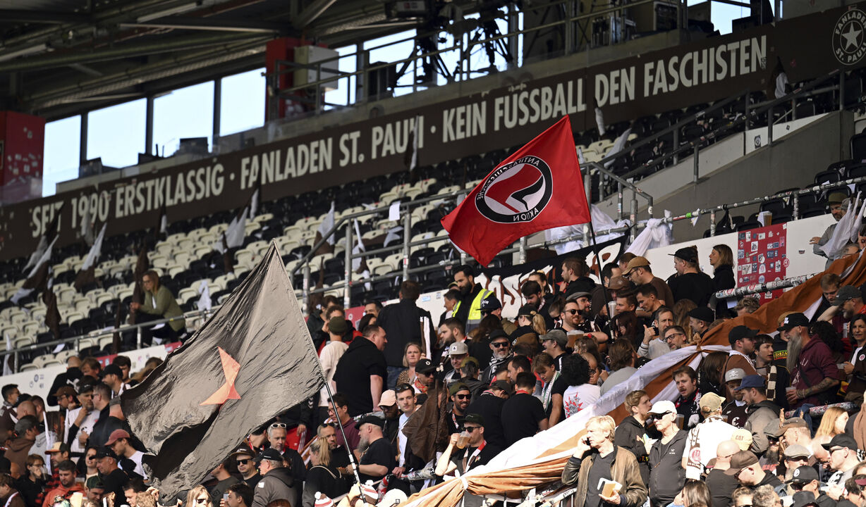 Adeptos do St. Pauli manifestam-se contra o fascismo no futebol