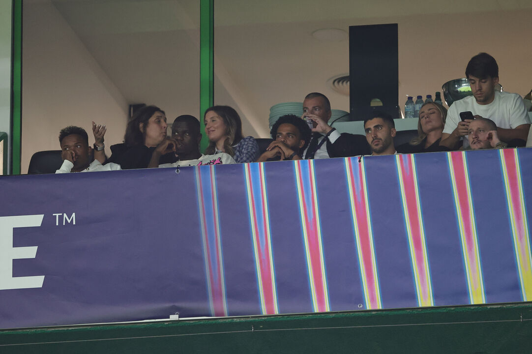 St. Juste no camarote da equipa principal