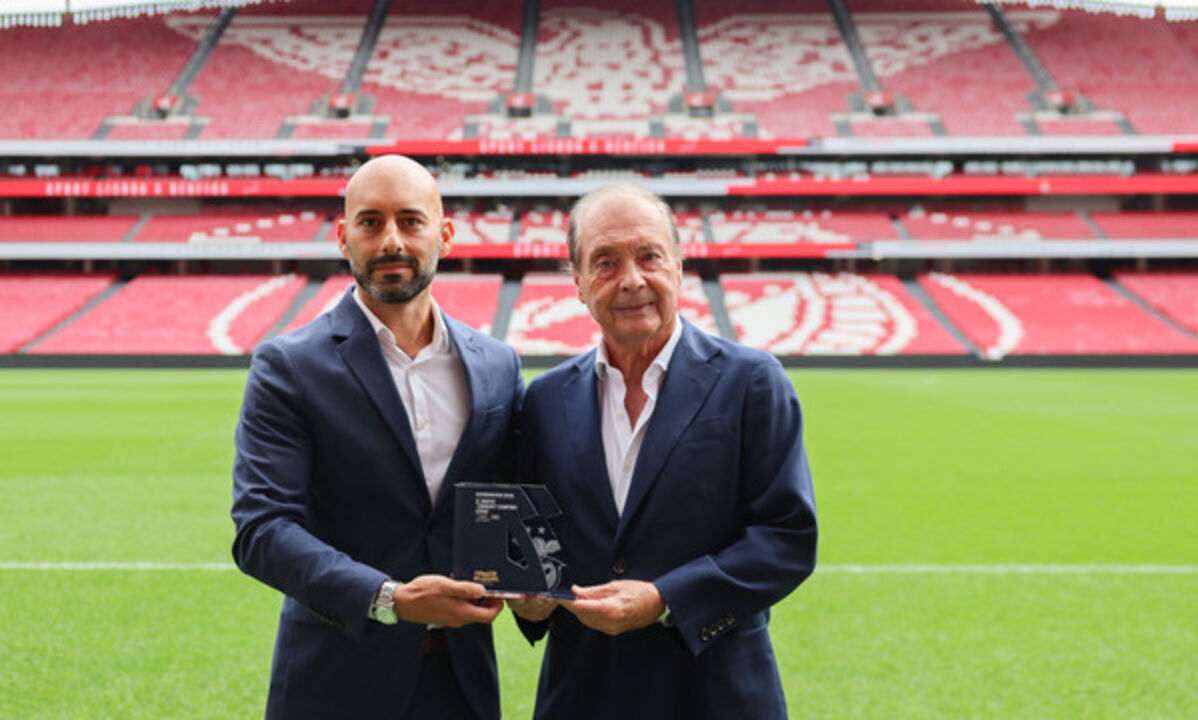 Benfica recebe prémio da Liga Portugal pelo projeto 'Community Champions League'.

