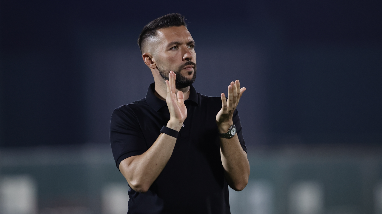 Francesco Farioli, treinador do FC Porto, aplaude adeptos após vitória em Vila do Conde