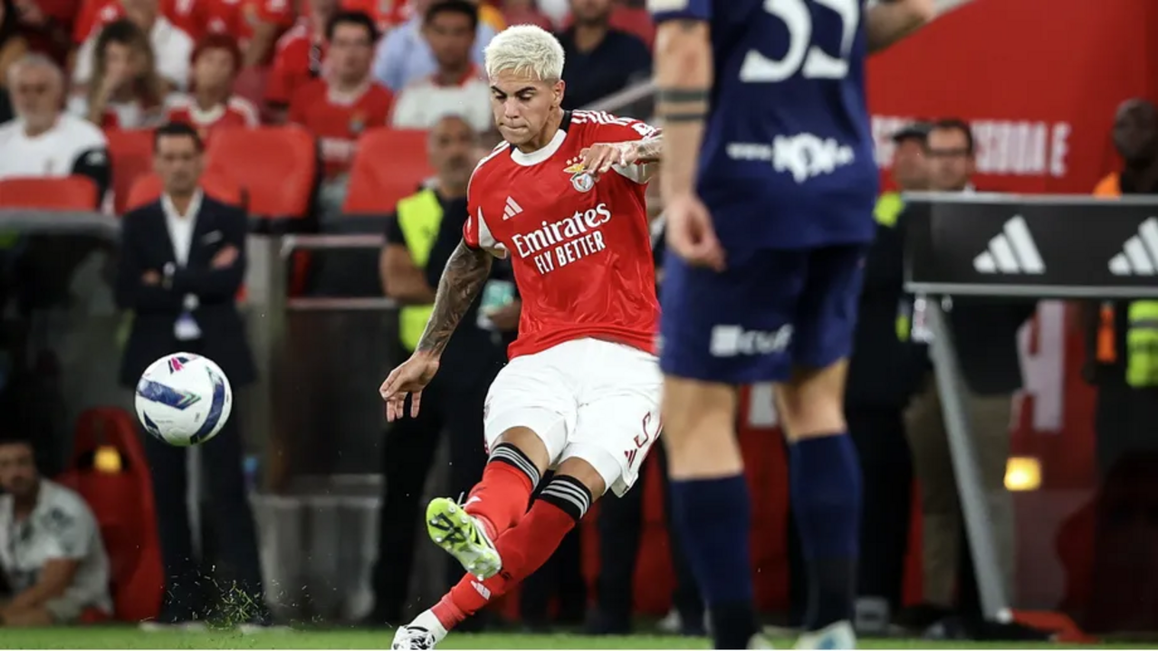 Enzo Barrenechea frente ao Santa Clara