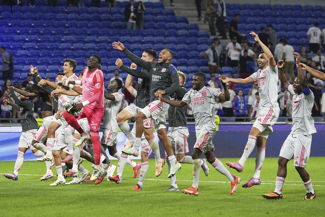 Jogadores do Lyon festejam vitória frente ao Angers 