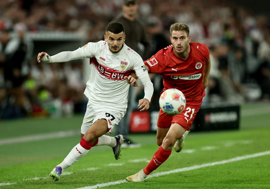 Momento do jogo entre o St. Pauli e o Estugarda