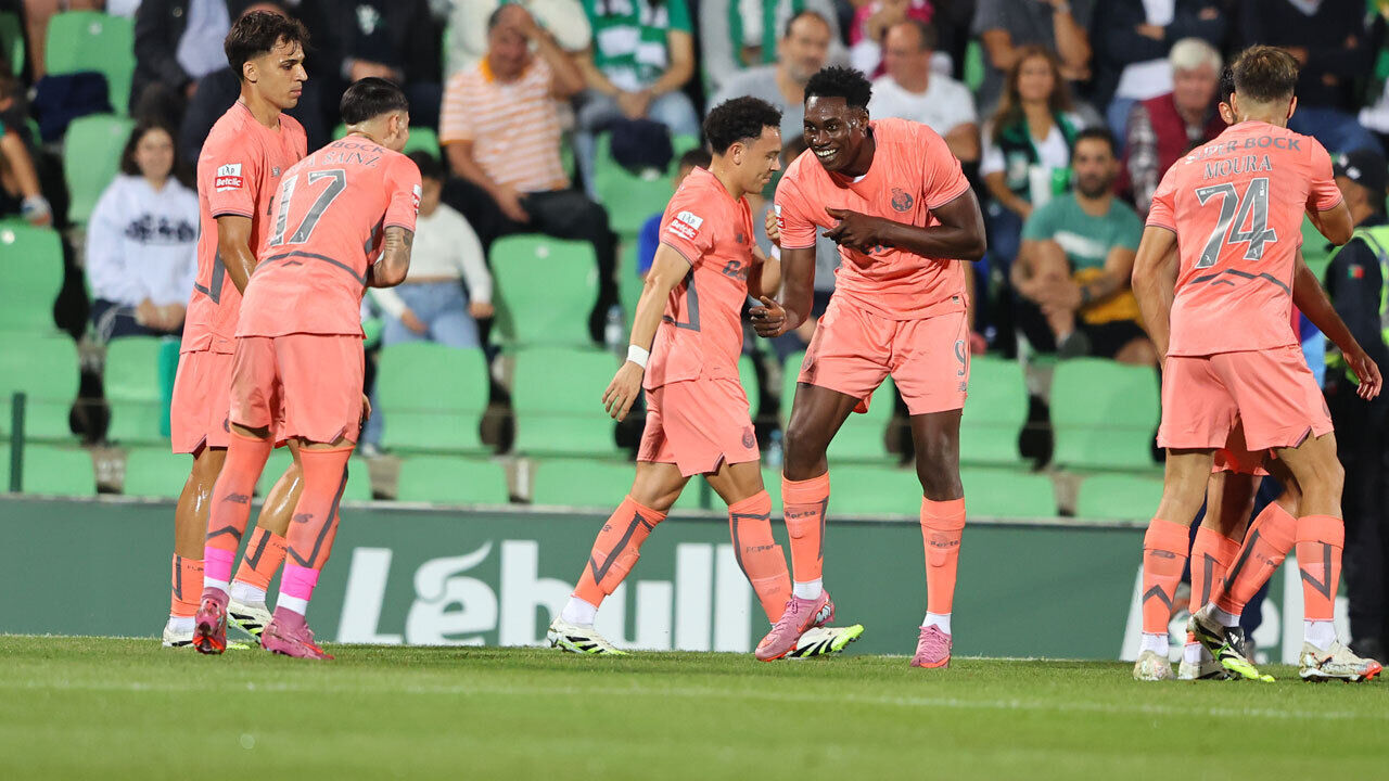 Jogadores do FC Porto a festejar frente ao Rio Ave