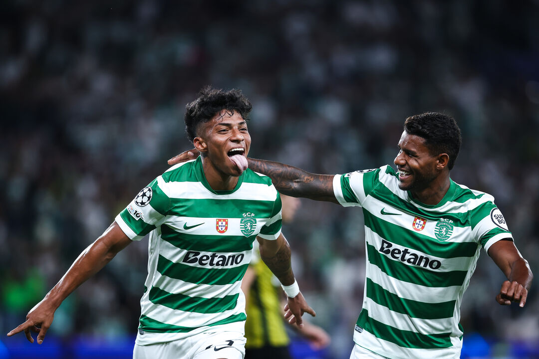  Alisson a festejar com Matheus Reis o golo marcado ao Kairat