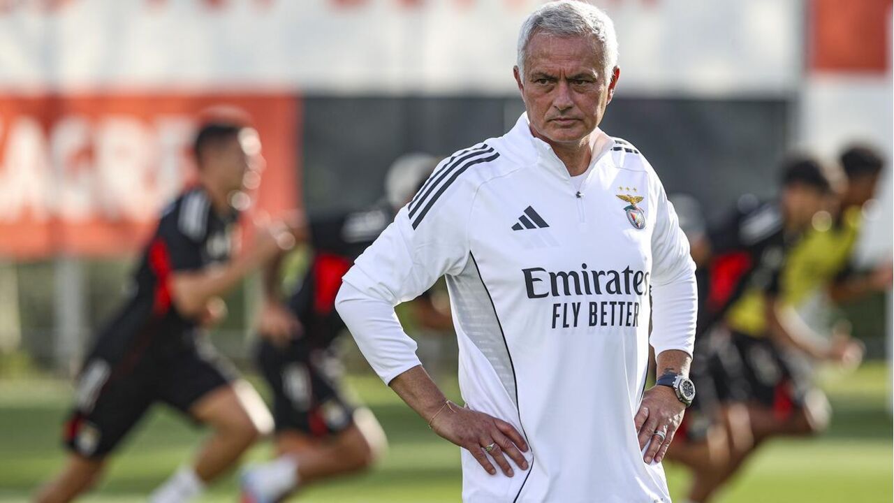 José Mourinho a comandar o treino no Benfica