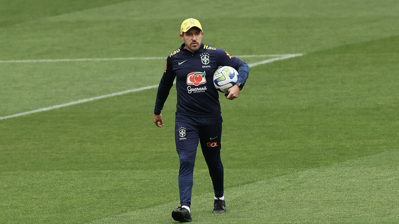 Ramon Menezes espera que Lucas Furtado e Rayan Lucas se apresentem segunda-feira