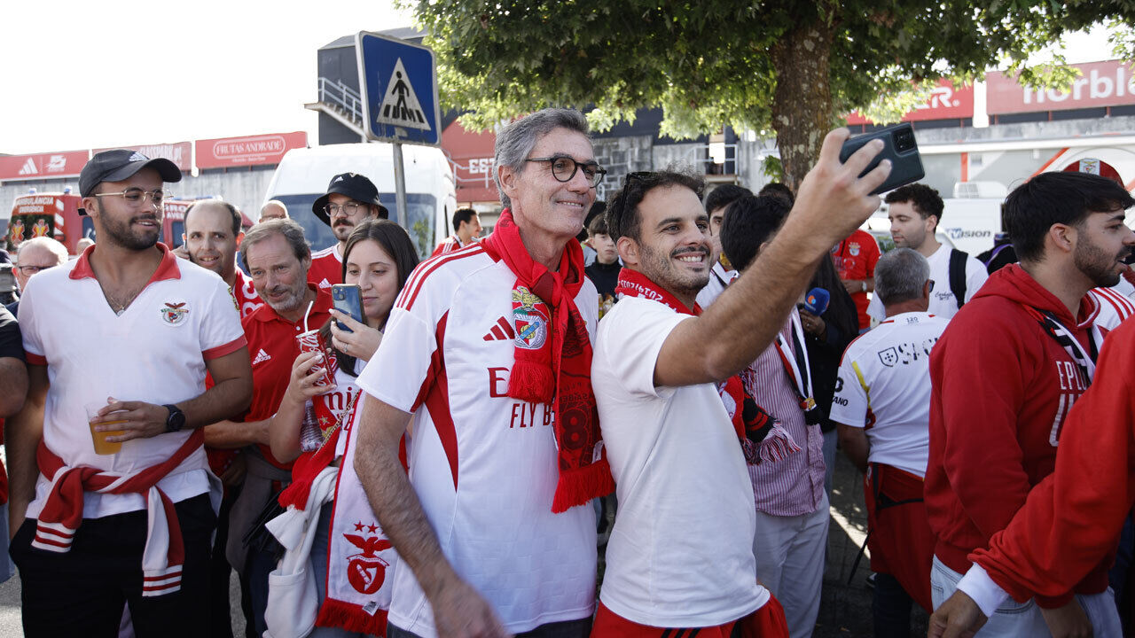 Noronha Lopes na Vila das Aves com adeptos do Benfica