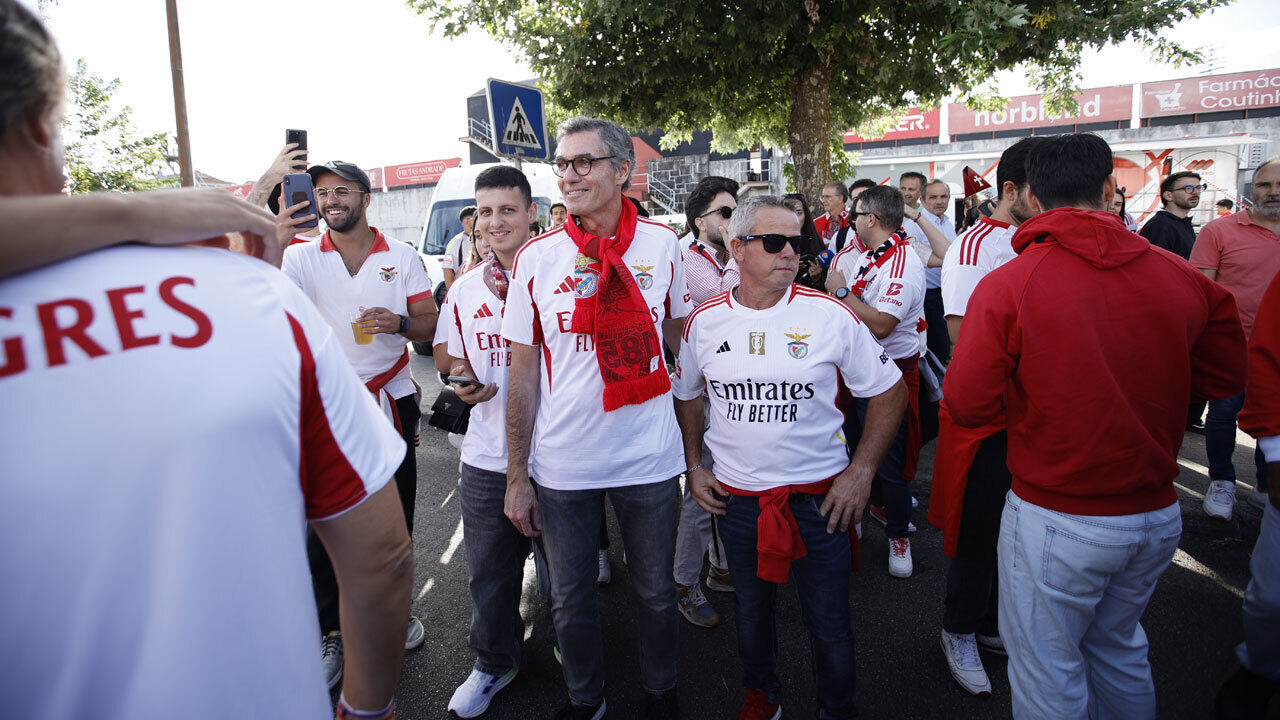 Noronha Lopes na Vila das Aves com adeptos do Benfica