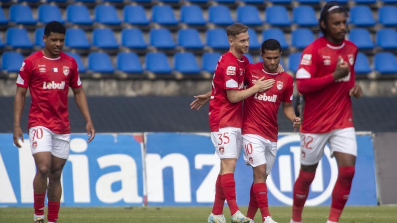 Jogadores do Santa Clara festejam golo frente ao Alverca